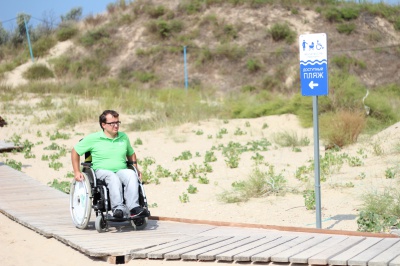 Открыт оборудованный пляж для людей с ограниченными возможностями
